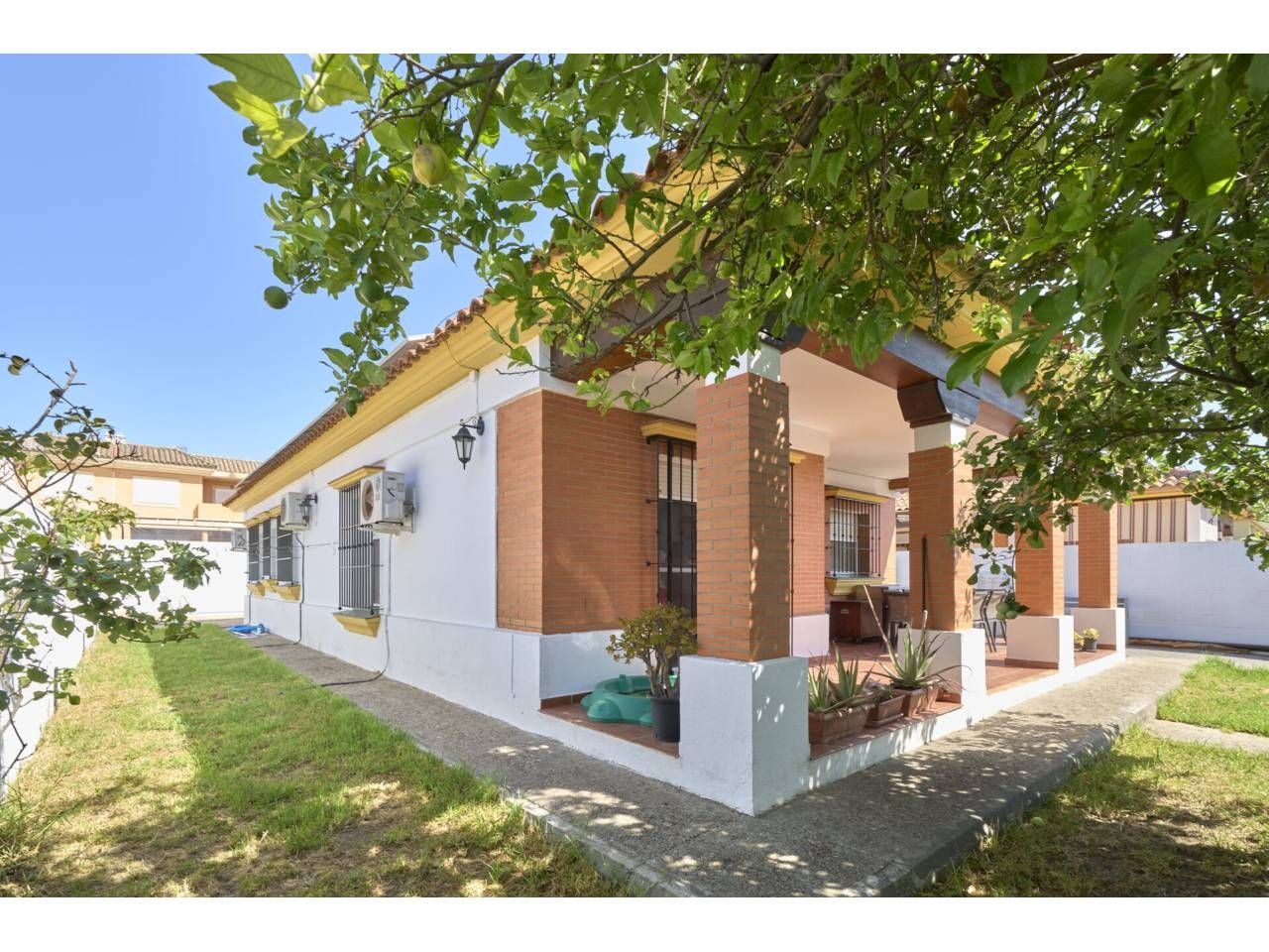 Exterior view of House or chalet for sale in Jerez de la Frontera  with Air Conditioner, Heating and Private garden