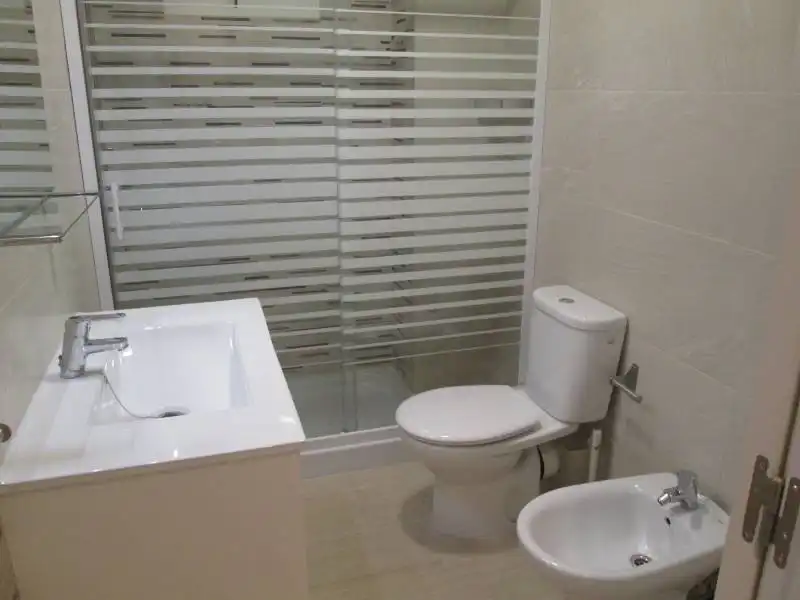 Badezimmer von Wohnung zur Miete in Elche / Elx mit Klimaanlage, Möbliert und Balkon