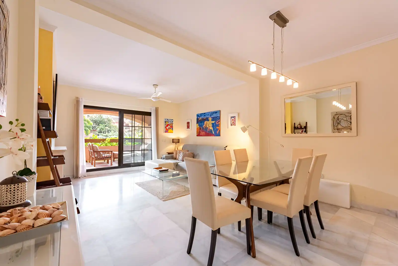 Esszimmer von Erdgeschoss zum Verkauf in Estepona mit Klimaanlage, Terrasse und Abstellraum