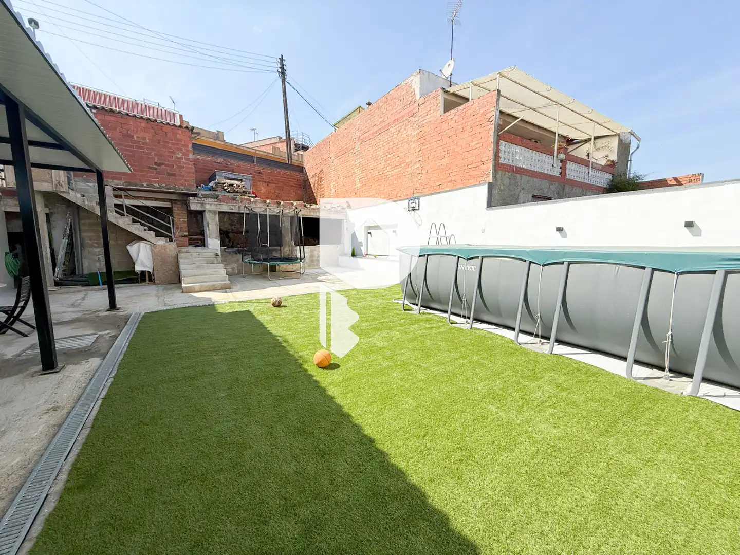Piscina de Casa o chalet en venta en Sant Vicenç Dels Horts con Aire acondicionado, Calefacción y Jardín privado
