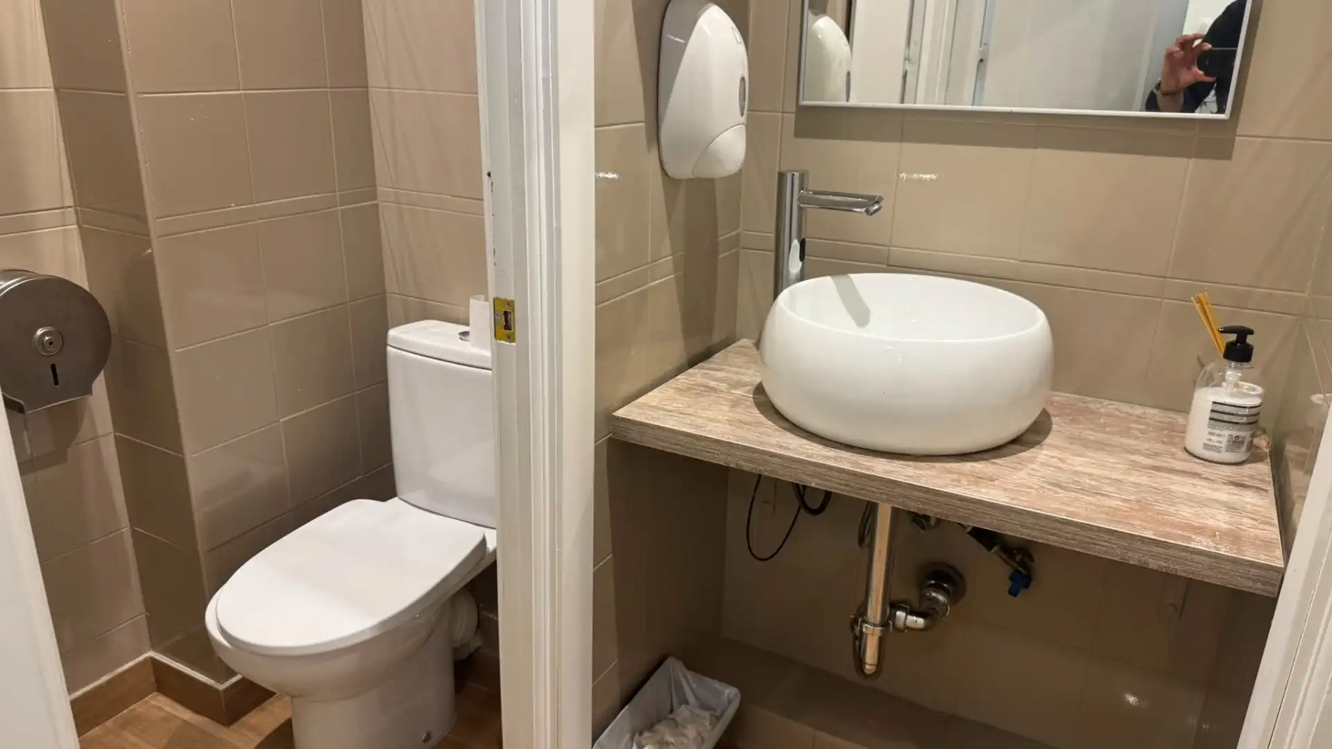 Badezimmer von Geschaftsraum zur Miete in Madrid mit Klimaanlage, Heizung und Terrasse