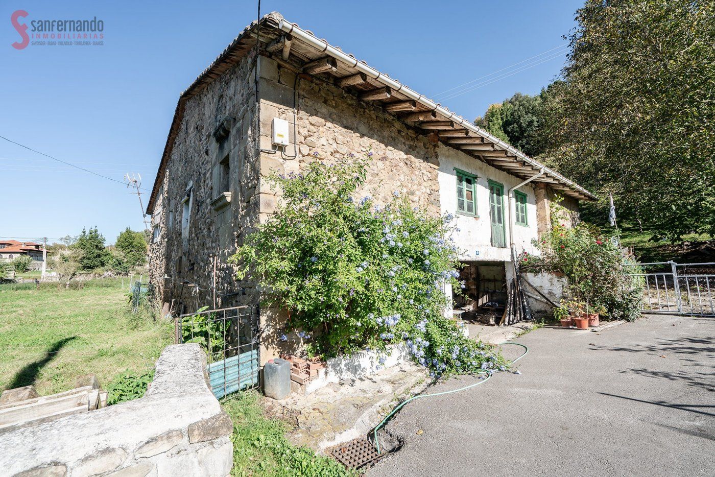 Vista exterior de Casa o xalet en venda en Santiurde de Toranzo amb Jardí privat