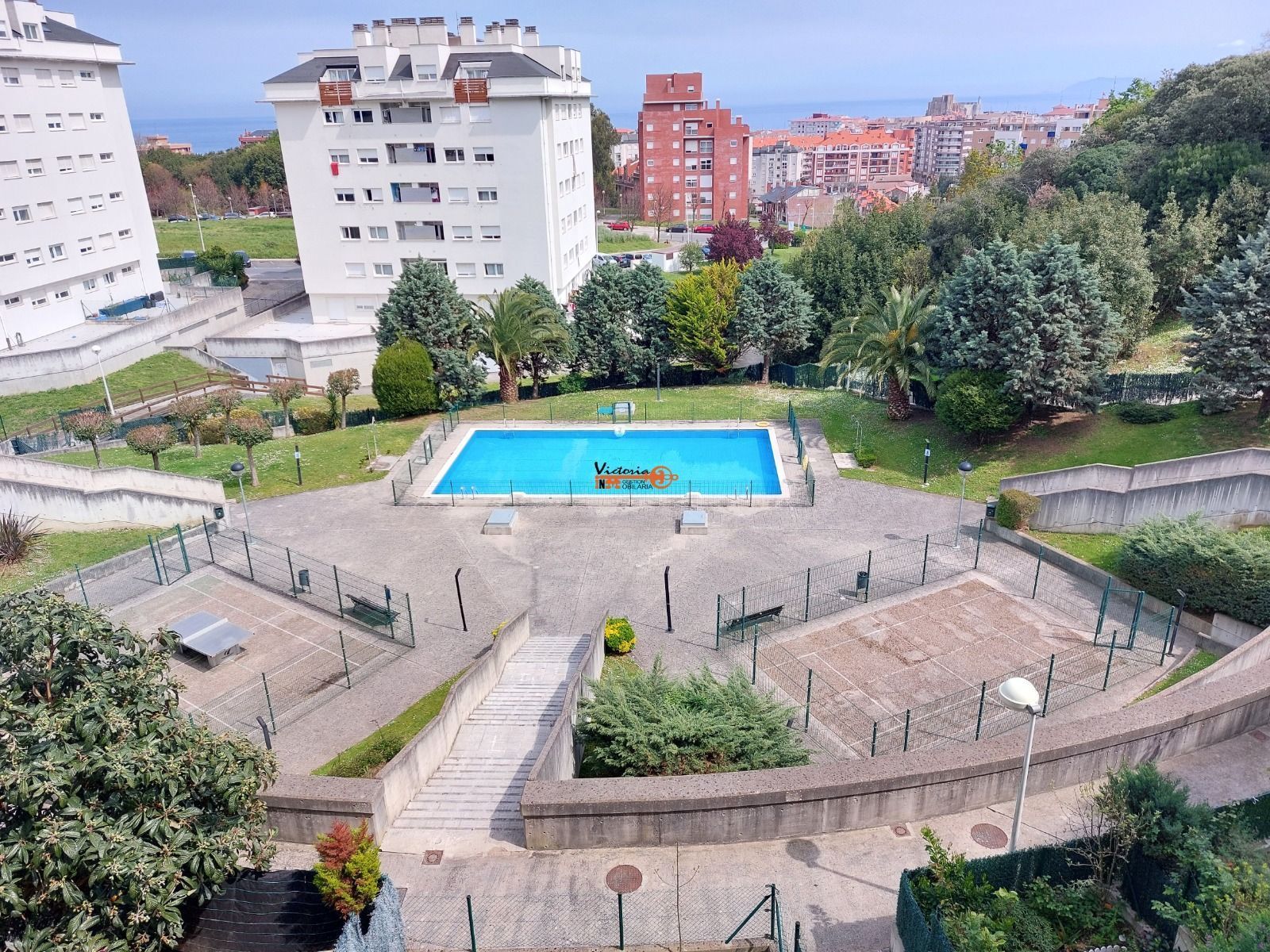 Piscina de Pis en venda en Castro-Urdiales amb Calefacció i Traster