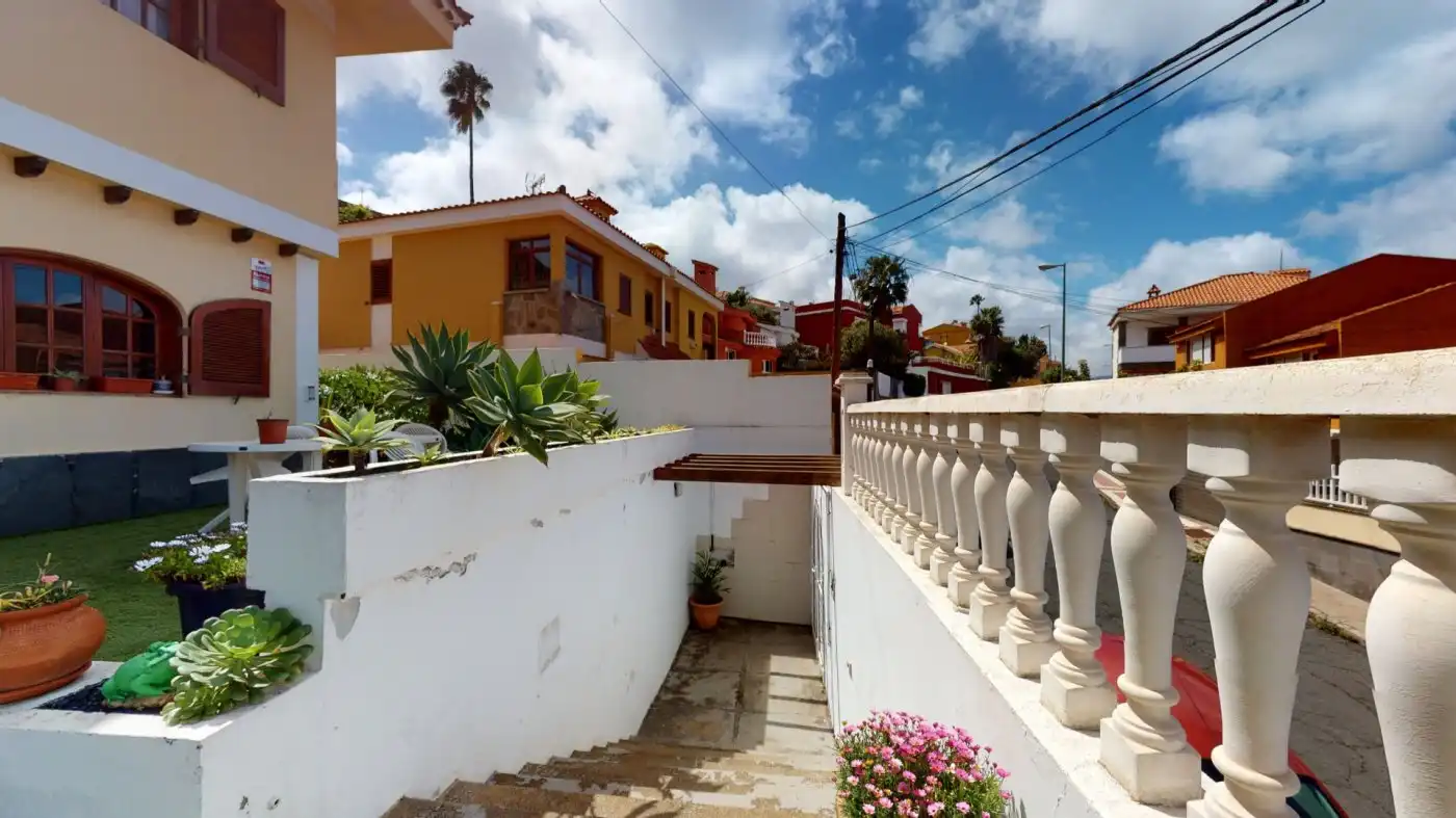 Vista exterior de Casa o xalet en venda en Las Palmas de Gran Canaria amb Jardí privat, Terrassa i Traster