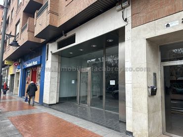 Local comercial de lloguer a Avenida de la Paz
