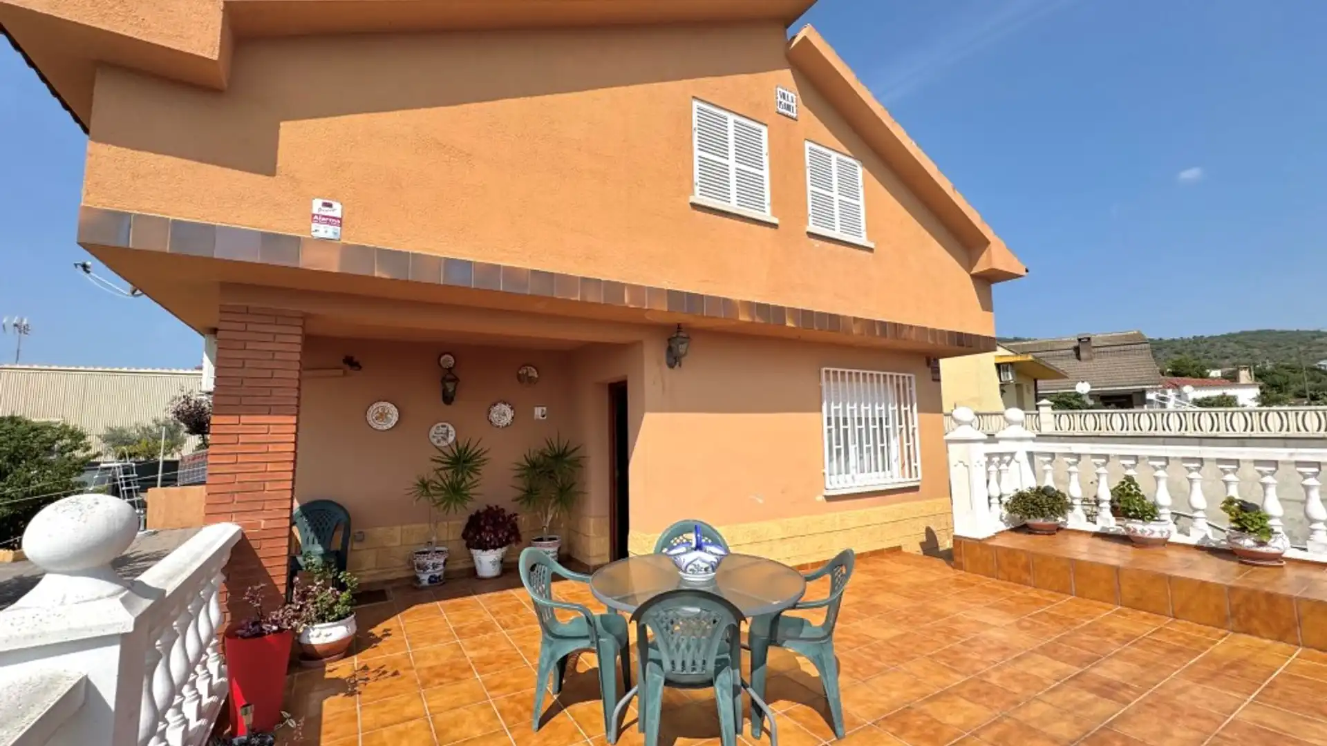 Vista exterior de Casa o xalet en venda en La Bisbal del Penedès amb Aire condicionat i Forn
