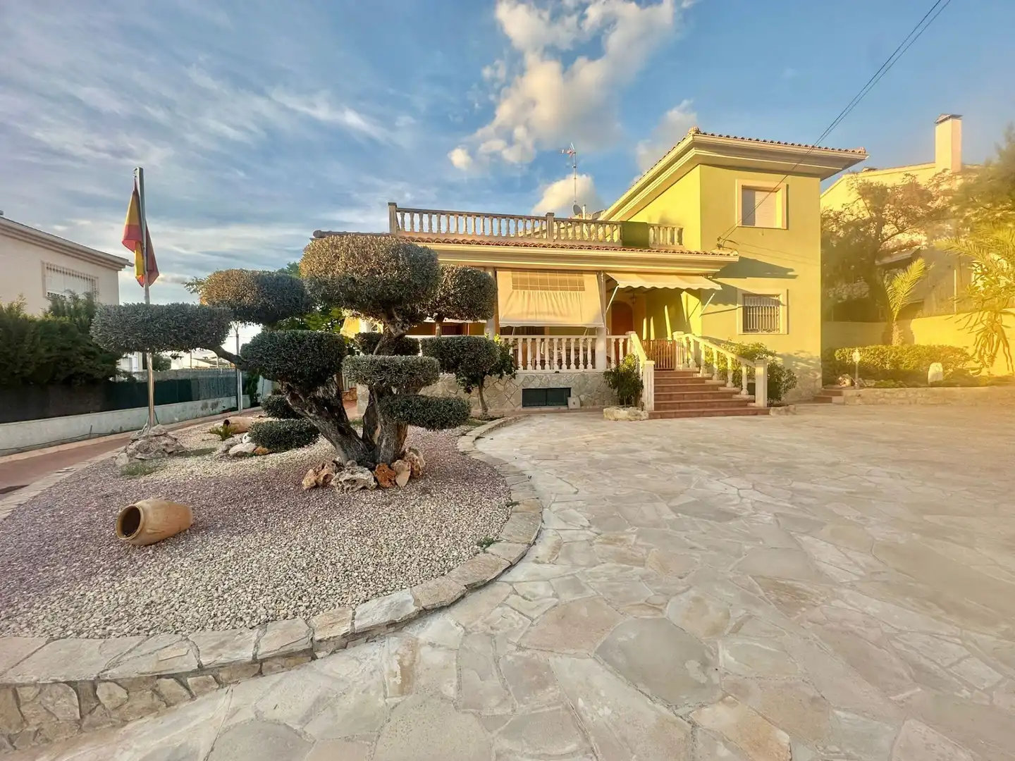 Vista exterior de Casa o chalet en venta en San Vicente del Raspeig / Sant Vicent del Raspeig con Aire acondicionado, Calefacción y Jardín privado