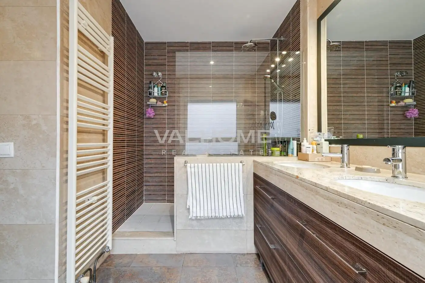 Badezimmer von Einfamilien-Reihenhaus zum Verkauf in Sant Cugat del Vallès mit Heizung, Privatgarten und Parkett