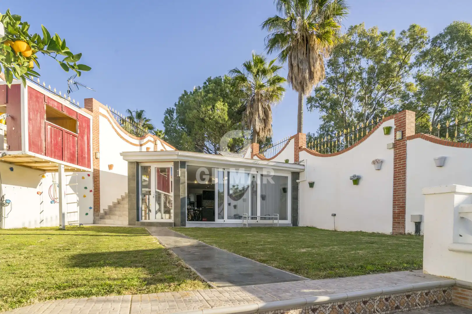 Vista exterior de Casa o xalet en venda en Estepona amb Jardí privat i Piscina