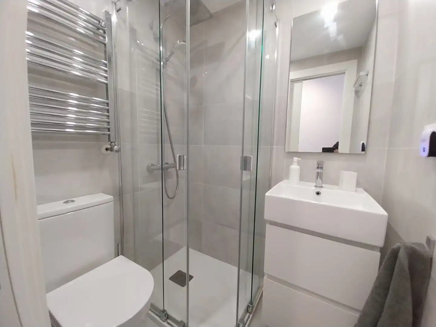 Badezimmer von Wohnung zur Miete in Santander mit Heizung und Privatgarten