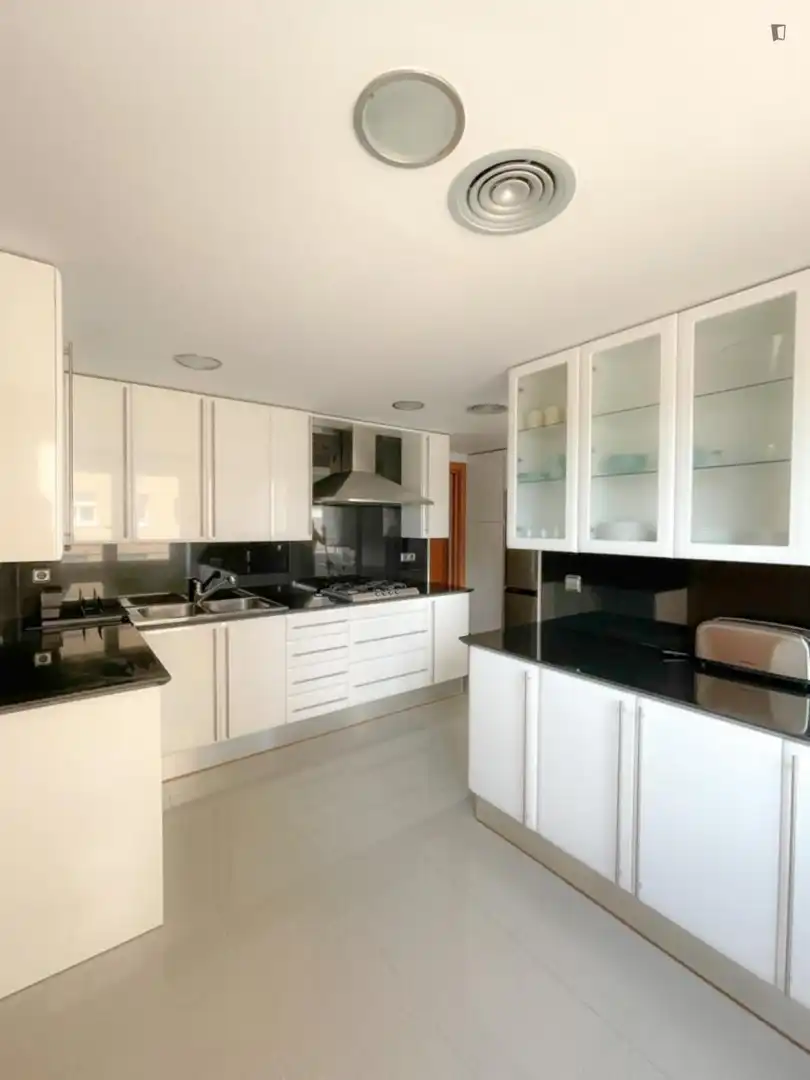 Room in Eixample Sud – Migdia