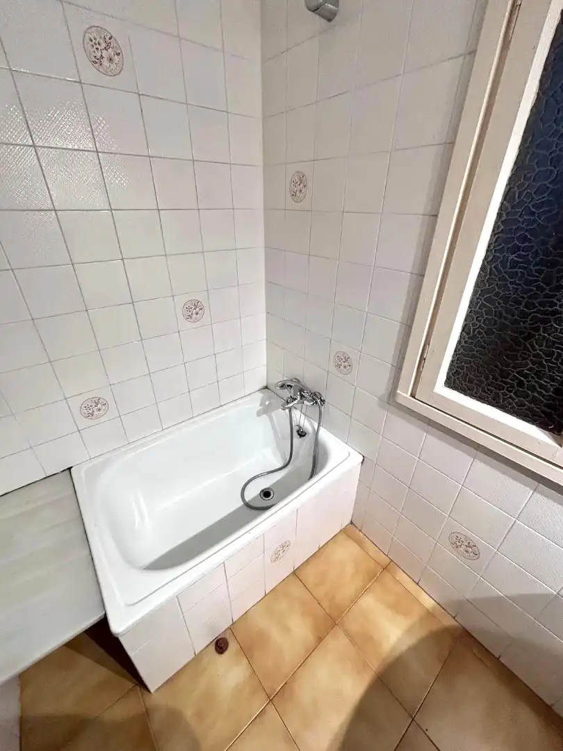 Bany de Pis en venda en Gijón  amb Calefacció, Parquet i Terrassa