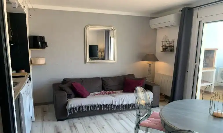 Sala d'estar de Pis en venda en Roses amb Calefacció, Jardí privat i Moblat