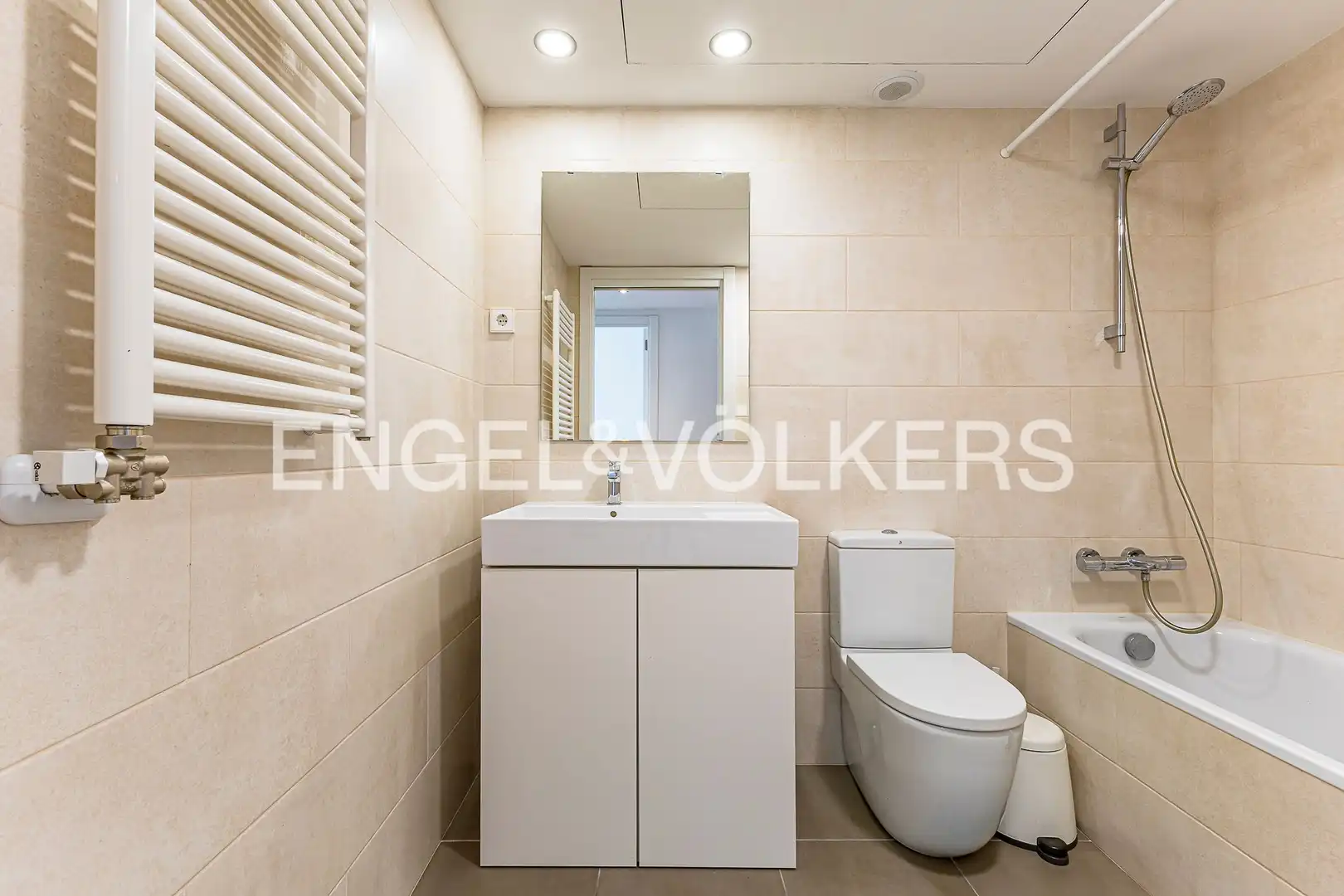 Bathroom of Flat for sale in Barcelona  with Air Conditioner, Heating and Terrace