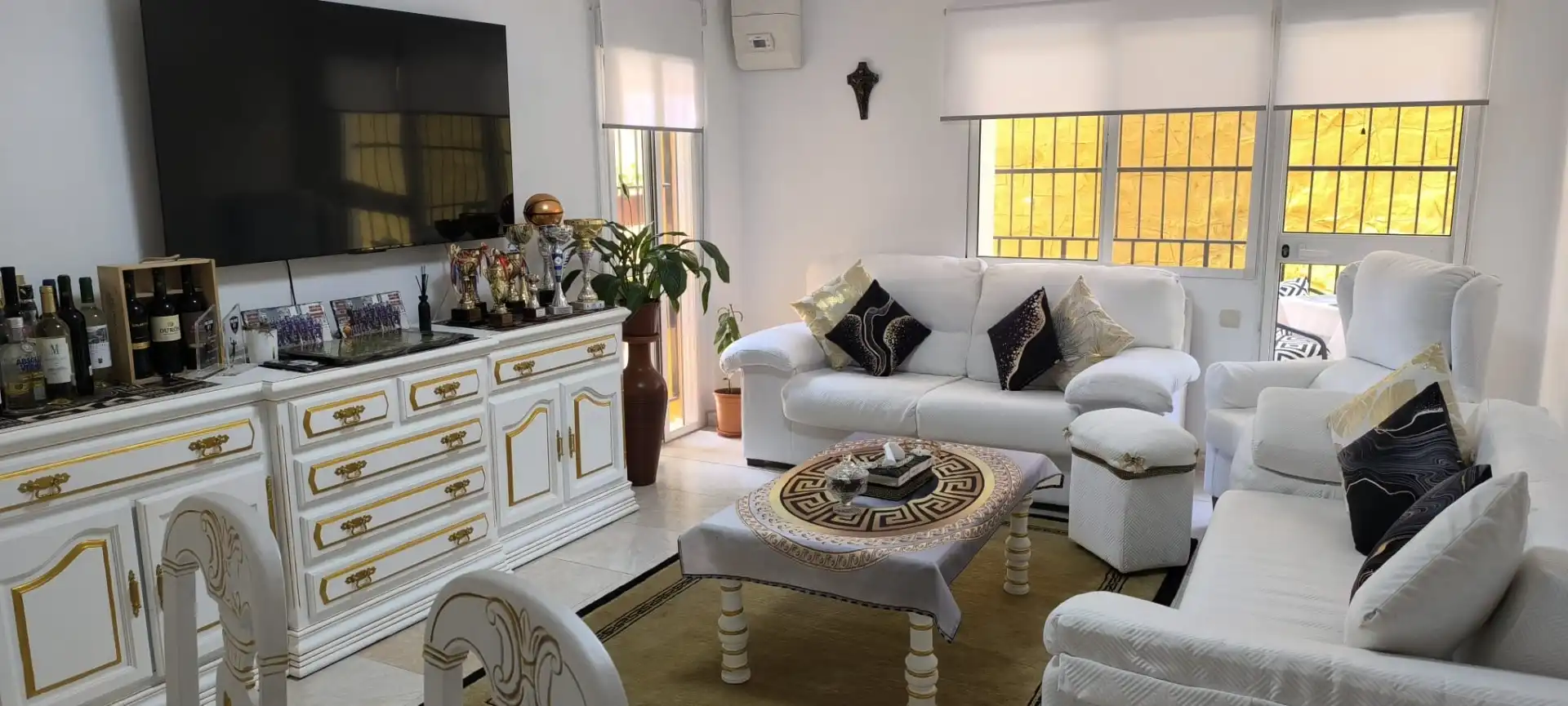 Living room of Flat for sale in Marbella  with Terrace, Oven and Washing machine