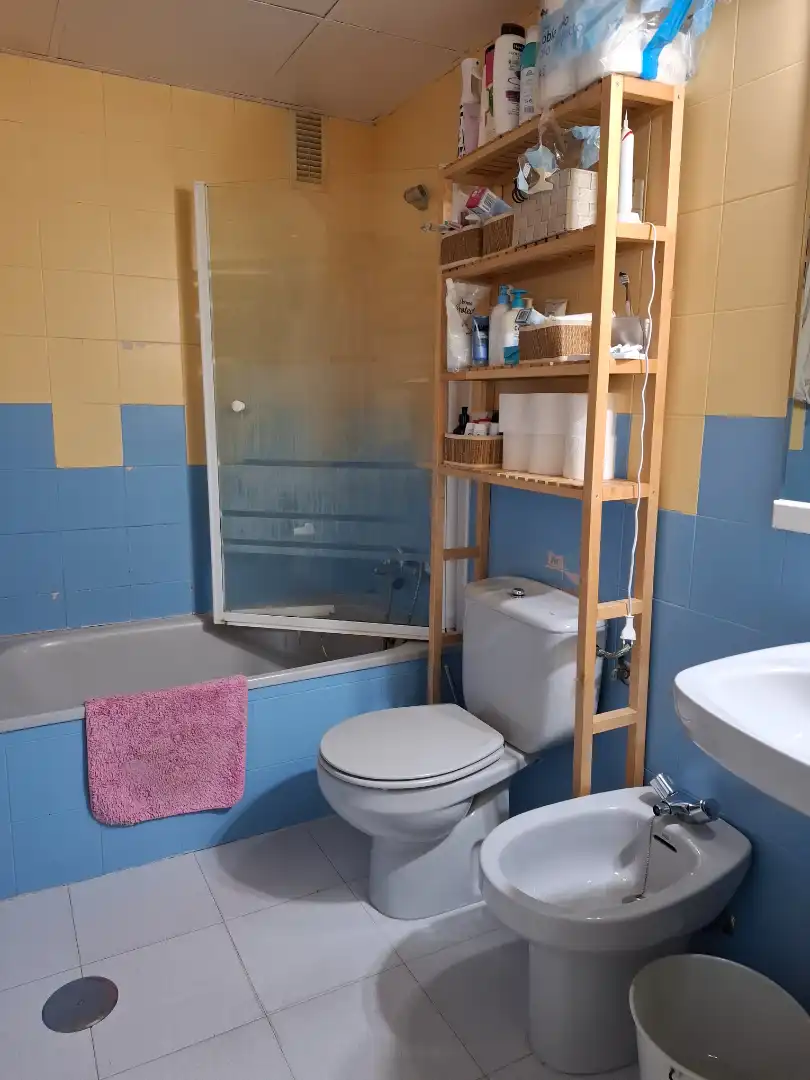 Bathroom of Flat for sale in Sevilla  with Air Conditioner, Terrace and Storage room