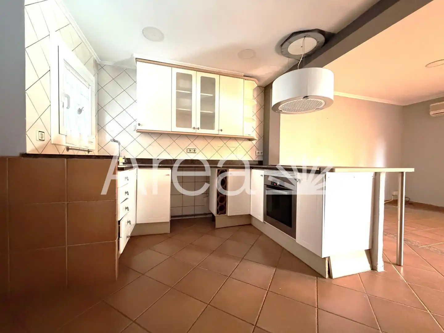 Küche von Wohnung zum Verkauf in Pineda de Mar mit Klimaanlage, Heizung und Balkon