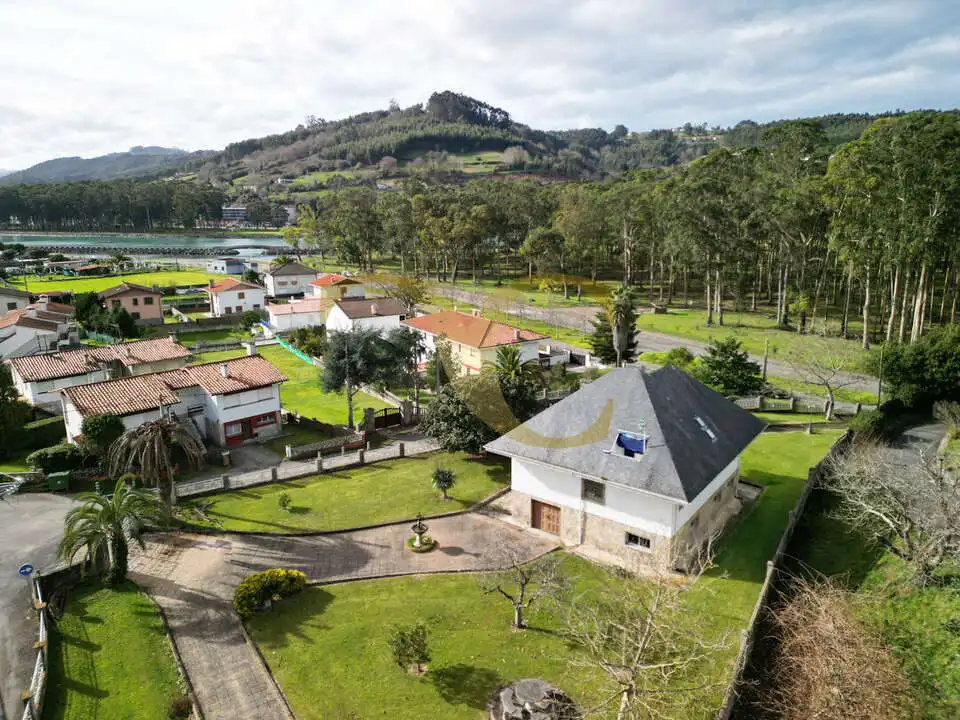 Vista exterior de Casa o xalet en venda en Villaviciosa amb Calefacció, Jardí privat i Terrassa