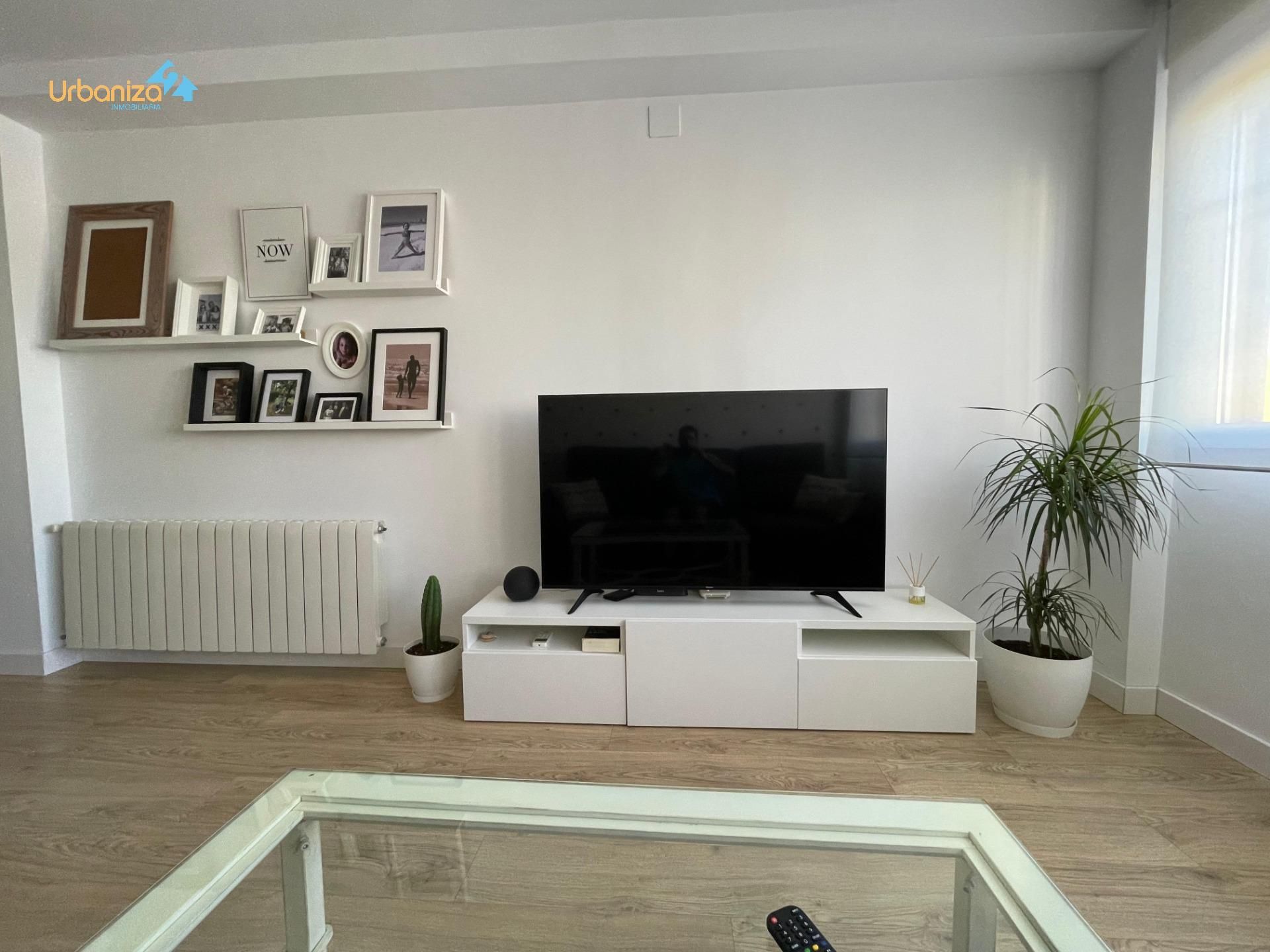 Sala d'estar de Casa adosada en venda en Badajoz Capital amb Terrassa i Balcó