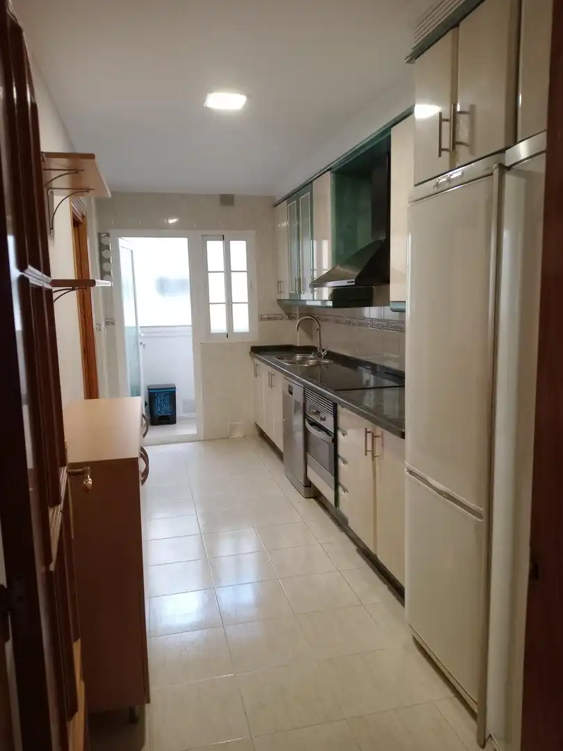 Cuina de Pis de lloguer en Motril amb Aire condicionat, Moblat i Balcó
