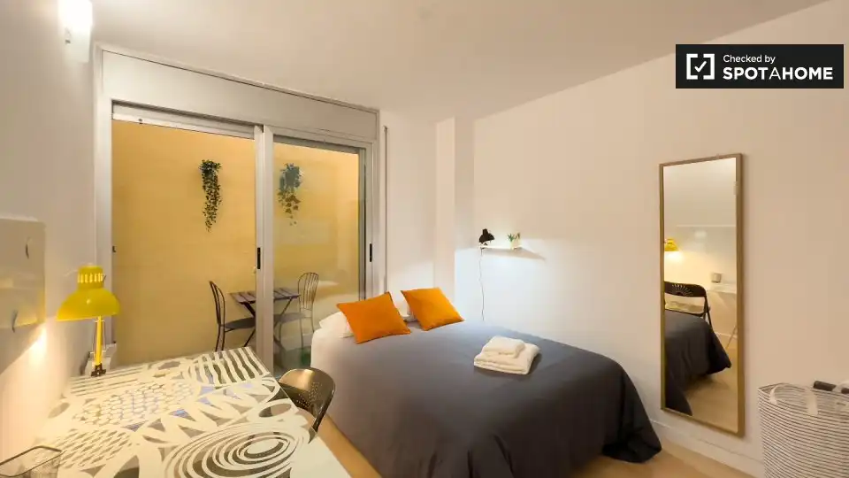 Bedroom of Flat for share in Barcelona  with Air Conditioner, Heating and Furnished