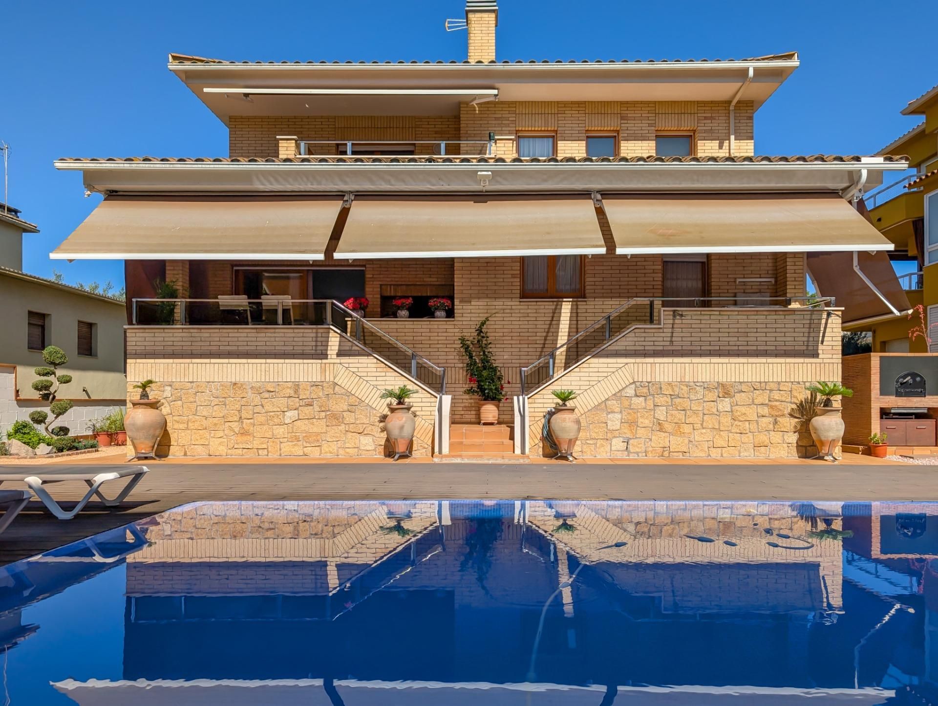 Vista exterior de Casa o chalet en venta en Banyoles con Aire acondicionado, Jardín privado y Parquet