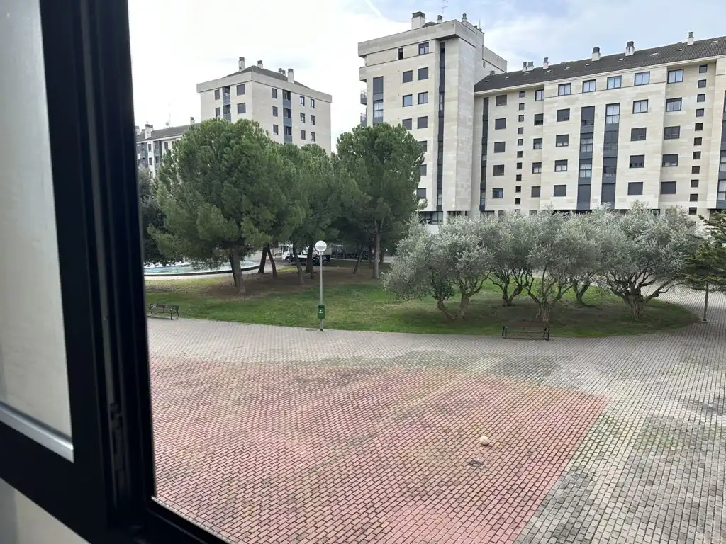 Vista exterior de Oficina en venda en  Logroño