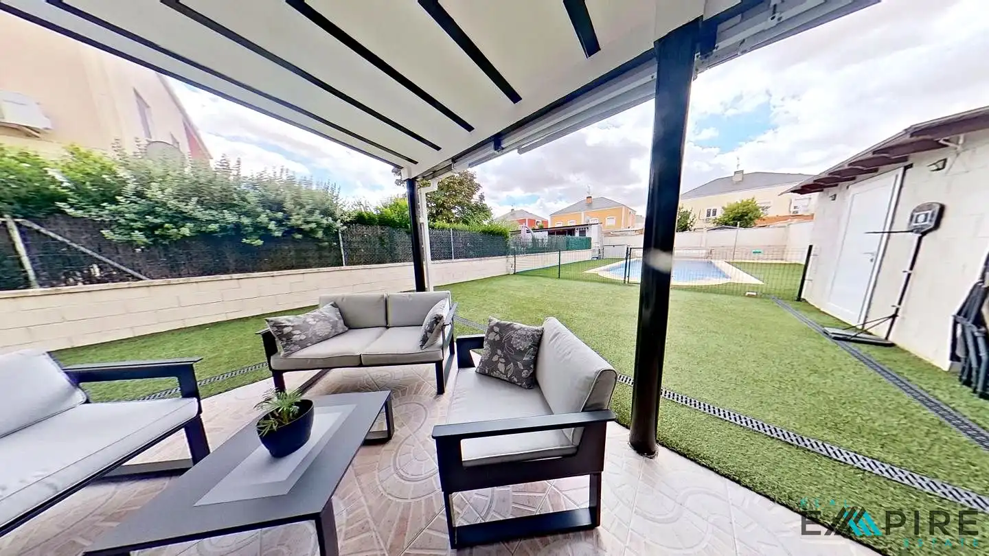Semi-detached house with pool for sale in Ugena