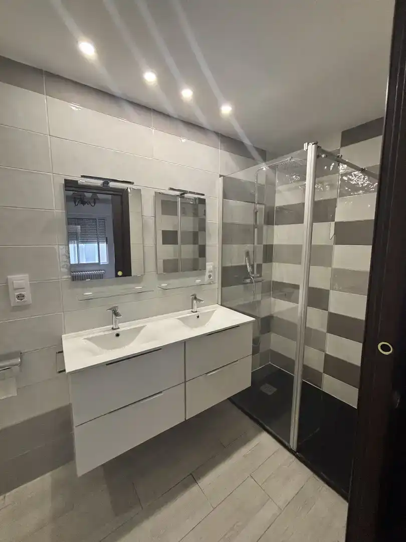 Badezimmer von Wohnung zur Miete in Trujillo mit Klimaanlage, Parkett und Möbliert