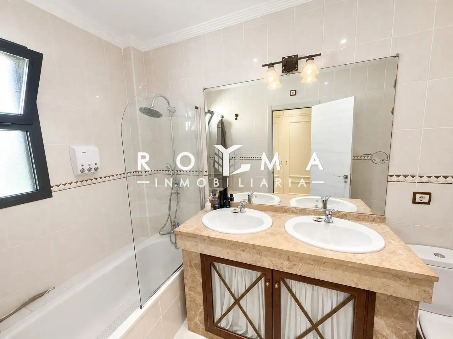Baño de Casa adosada en venta en Montequinto con Aire acondicionado, Jardín privado y Trastero