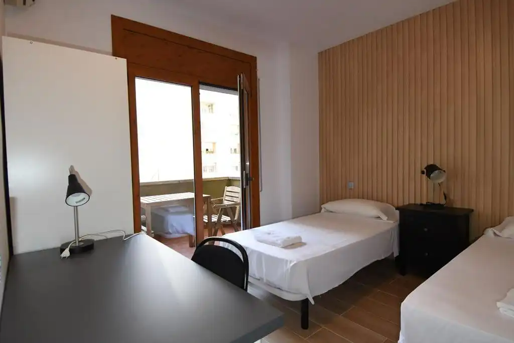 Dormitori de Pis de lloguer en Girona amb Aire condicionat, Calefacció i Terrassa