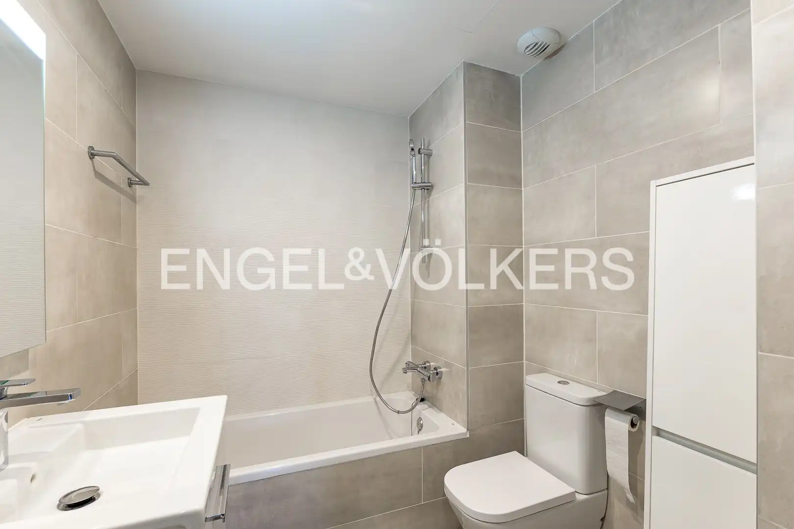 Bathroom of Flat for sale in L'Hospitalet de Llobregat  with Air Conditioner, Heating and Parquet flooring