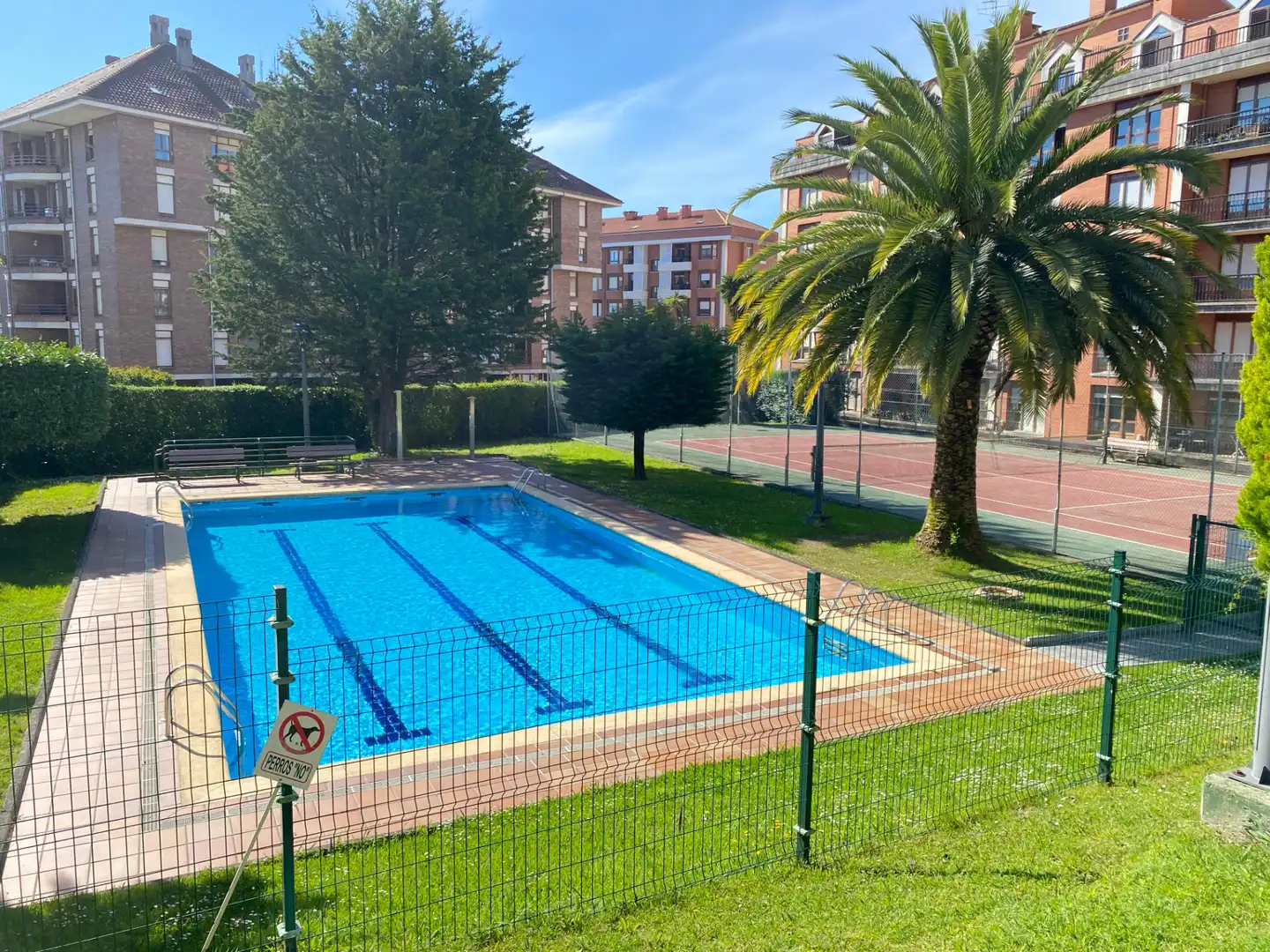 Piscina de Piso en venta en Castro-Urdiales con Calefacción, Jardín privado y Parquet