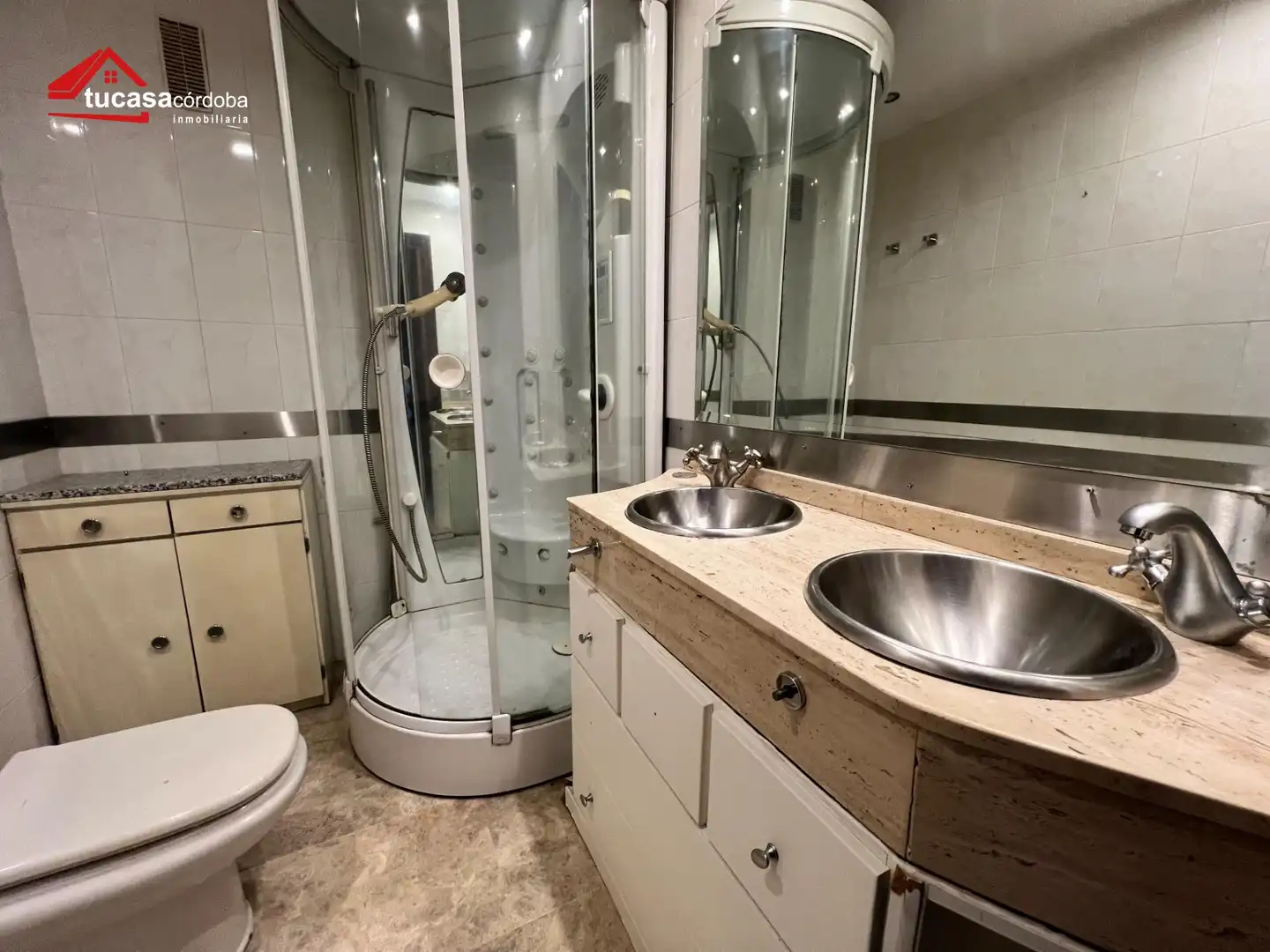 Bany de Àtic en venda en Córdoba amb Terrassa i Traster