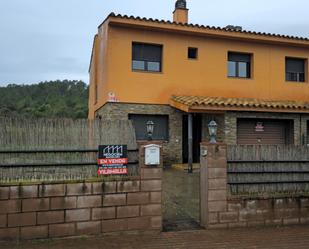 Vista exterior de Casa adosada en venda en Terrades amb Calefacció, Jardí privat i Terrassa