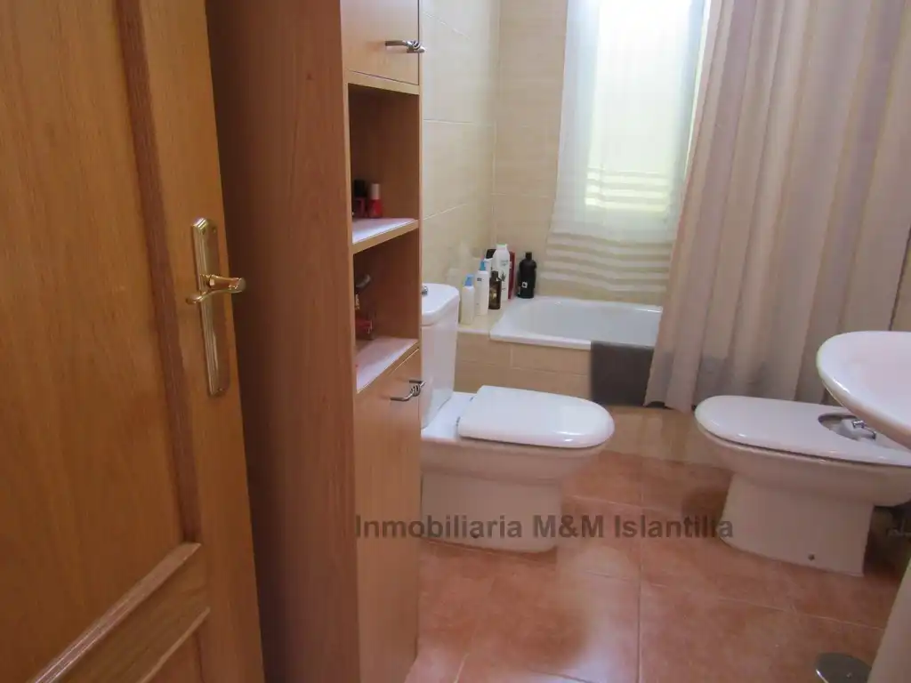 Baño de Piso en venta en Isla Cristina con Aire acondicionado, Terraza y Amueblado