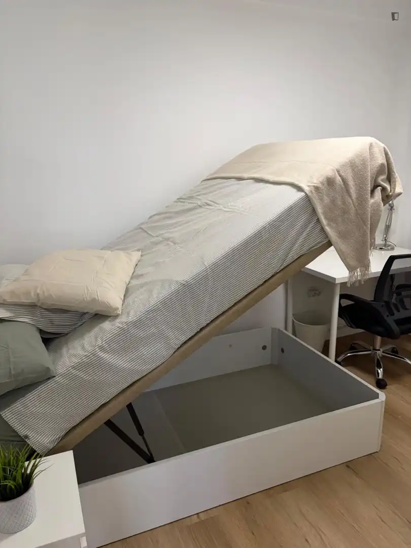 Schlafzimmer von Wohnungen zur Miete in Zaragoza mit Klimaanlage, Möbliert und Ofen