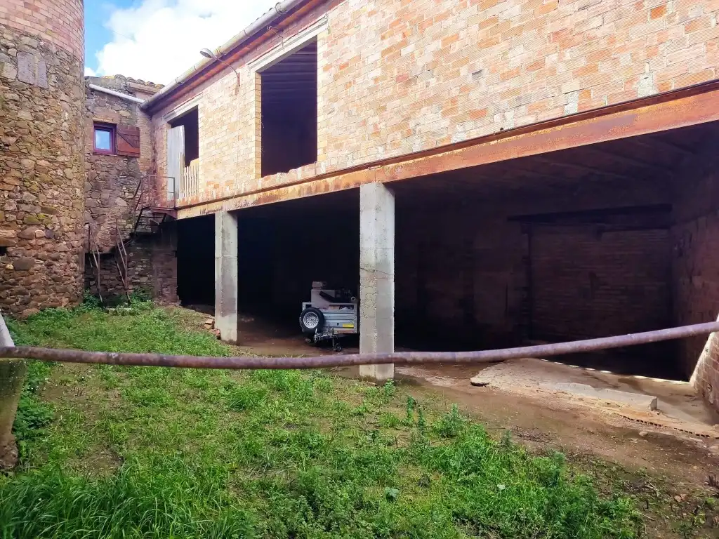 Exterior view of Houses for sale in Peralada