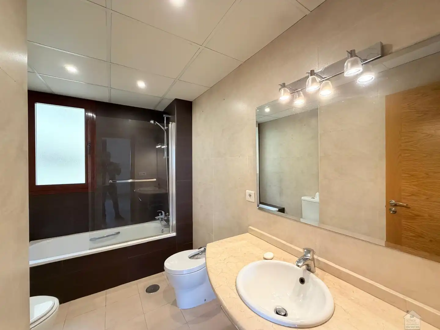 Bathroom of Flat for rent in Sevilla  with Air Conditioner, Storage room and Community pool