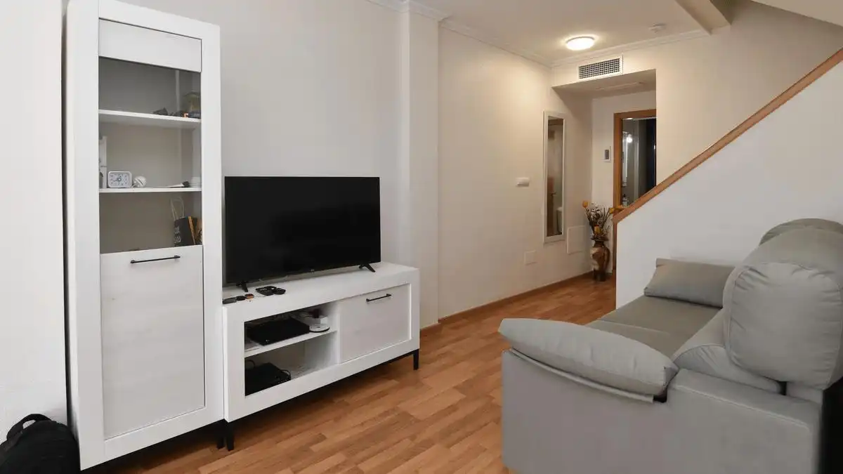 Sala d'estar de Casa o xalet en venda en Daya Vieja amb Aire condicionat, Jardí privat i Terrassa