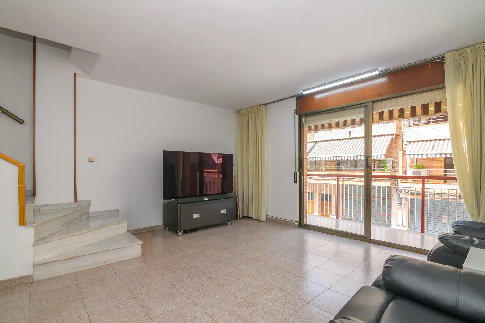 Sala d'estar de Casa adosada en venda en Sant Boi de Llobregat amb Aire condicionat i Terrassa