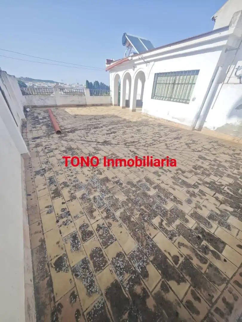 Vista exterior de Casa o xalet en venda en Écija amb Aire condicionat, Terrassa i Balcó