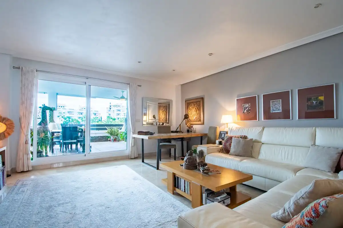 Sala d'estar de Apartament en venda en Estepona amb Aire condicionat, Terrassa i Traster
