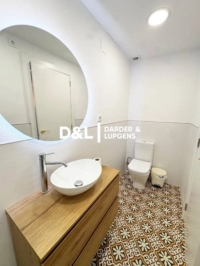Badezimmer von Einfamilien-Reihenhaus zum Verkauf in Vilanova i la Geltrú mit Parkett und Terrasse
