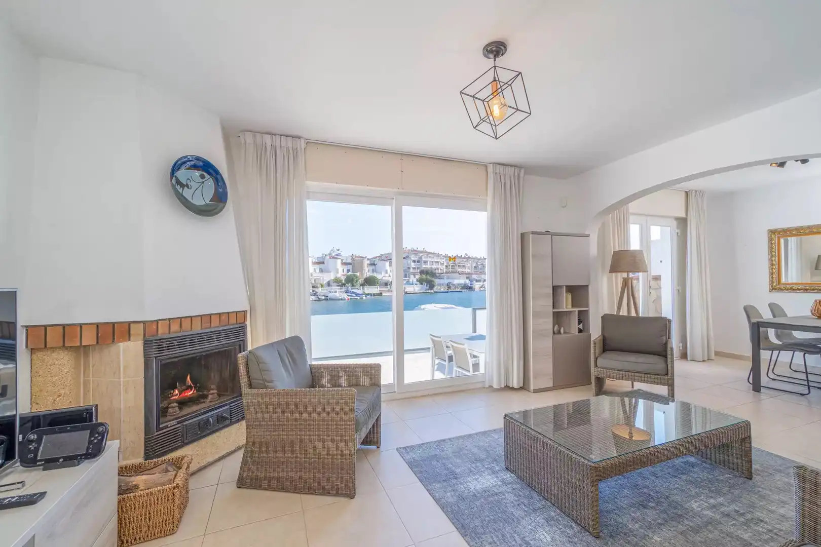 Sala d'estar de Casa o xalet en venda en Empuriabrava amb Aire condicionat, Terrassa i Piscina