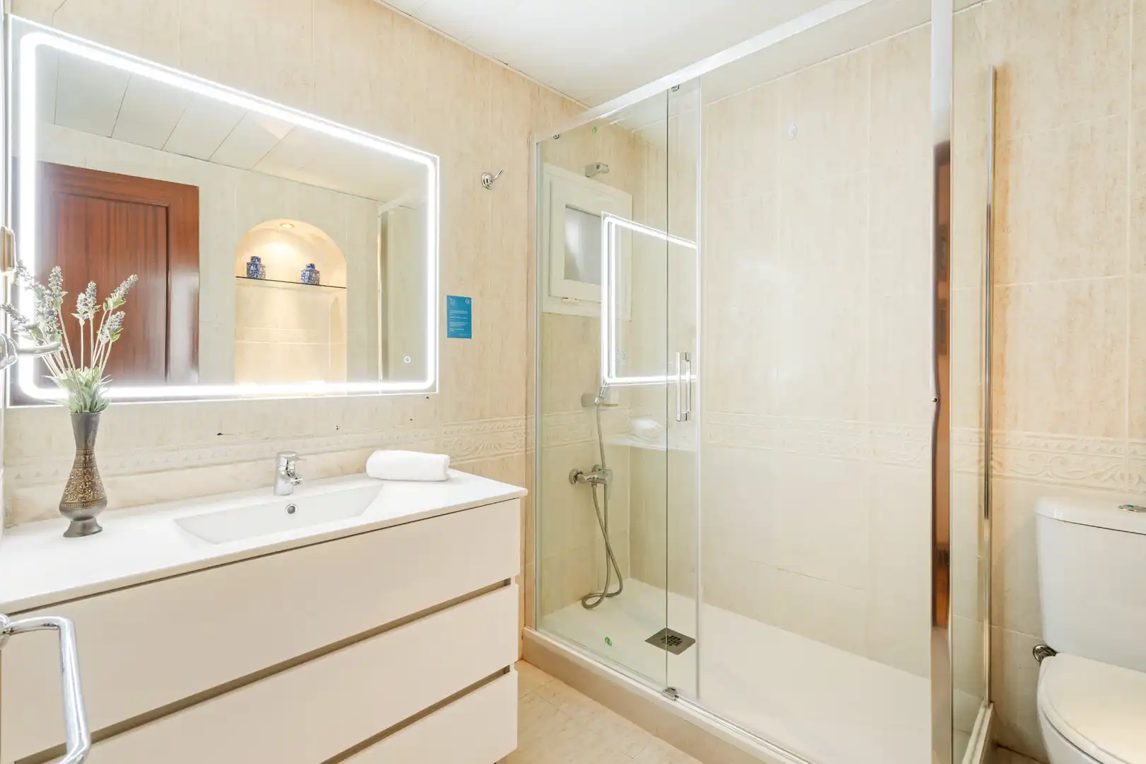 Bany de Apartament en venda en Barcelona amb Aire condicionat, Moblat i Forn