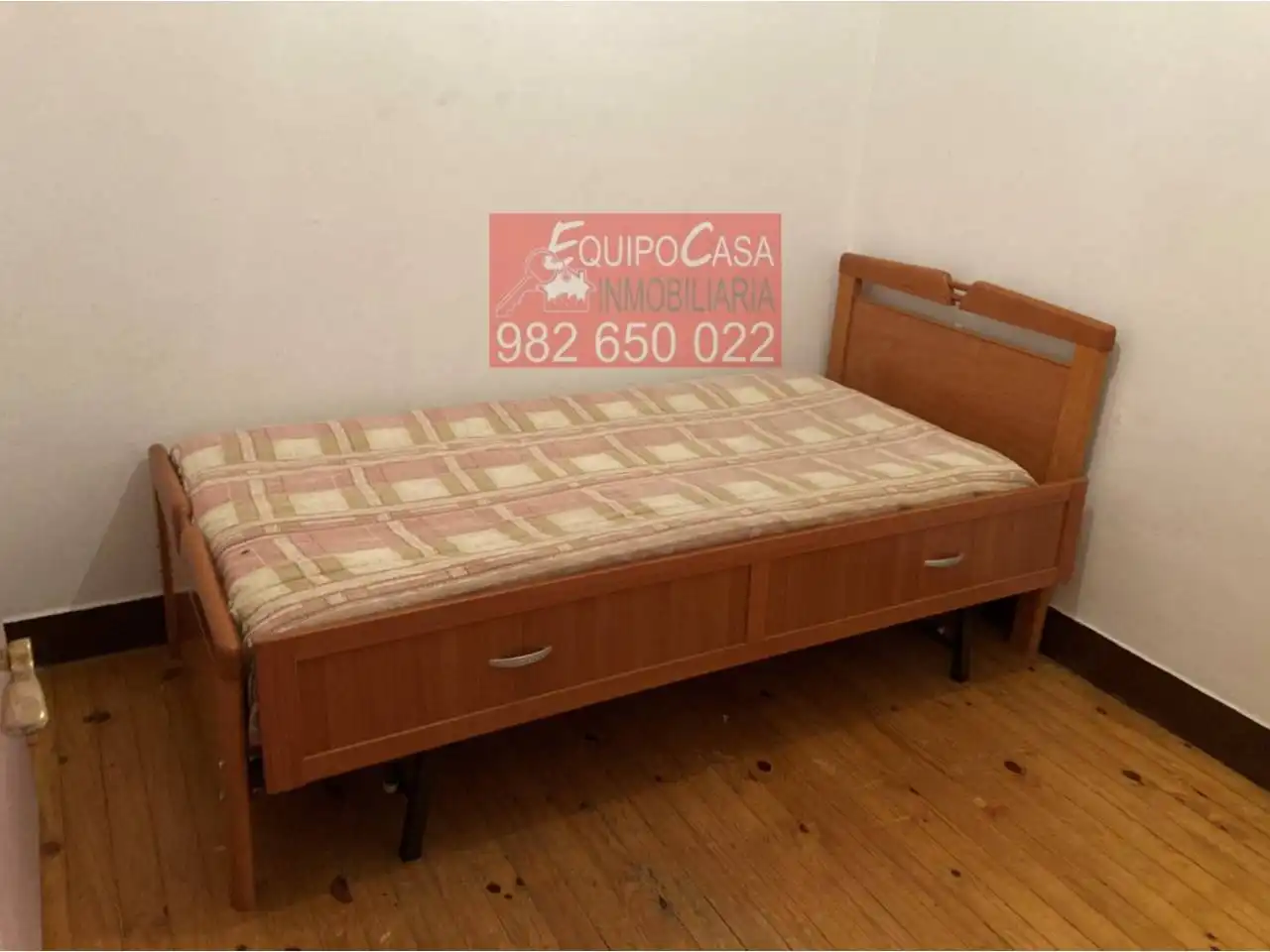 Habitación de Casa adosada en venta en Lugo con Terraza, Amueblado y Alarma