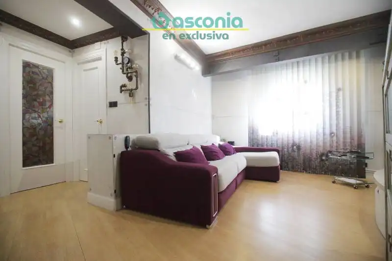 Sala de estar de Piso en venta en Basauri  con Calefacción, Amueblado y Balcón
