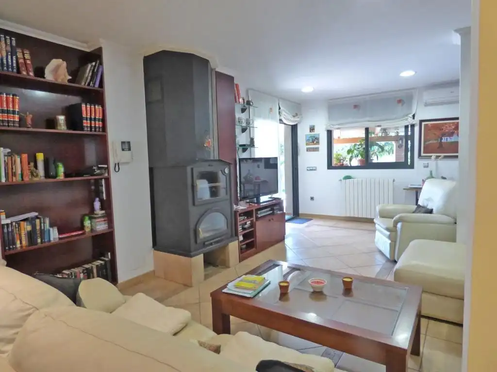 Sala d'estar de Casa o xalet en venda en Vilafant amb Aire condicionat, Jardí privat i Terrassa