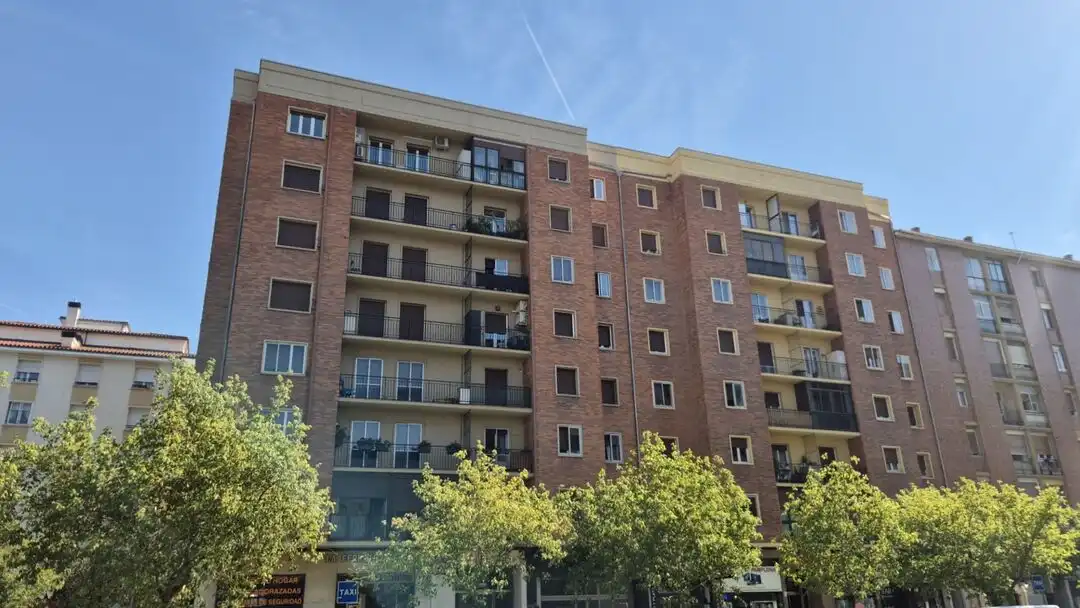Vista exterior de Piso en venta en  Pamplona / Iruña con Calefacción, Parquet y Trastero